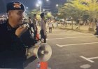 Brimob-Polda-Jatim-Sediakan-Air-Minum-Gratis-Untuk-Penonton-di-GBT,-Antisiapasi-Dehidrasi