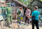 Sinergitas-Polisi-Bersama-TNI-dan-Warga-Gotong-Royong-Bedah-Rumah-Lansia-di-Bojonegoro