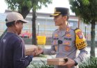 Operasi-Keselamatan-Semeru-di-Jumat-Berkah-Polres-Tuban-Ajak-Masyarakat-Tertib-Lalin-Dengan-Berbagi-Nasi-Kotak