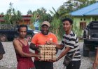 Bentuk-Kepedulian,-Personel-Operasi-Damai-Cartenz-2025-Salurkan-Bantuan-Sembako-di-Yalimo