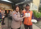 Berbagi-Berkah-di-Bulan-Ramadan,-Polsek-Gedangan-Bagikan-Takjil-dan-Stiker-Hotline-Mudik-Polri-110-kepada-Pengguna-Jalan