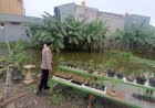 Bhabinkamtibmas-Cek-Budidaya-Ikan-Gurame-di-Desa-Tambak-Sumur,-Dukung-Ketahanan-Pangan-Mandiri