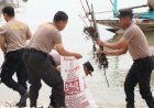 Polri-Peduli-Lingkungan-:-Polres-Pelabuhan-Tanjungperak-Bersihkan-Pesisir-Surabaya-Sambut-Hari-Bhayangkara-ke-79