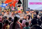 Kapolri-Tinjau-Posko-Pengungsian-di-Aceh-Tamiang,-Salurkan-Bantuan-ke-Korban-Bencana