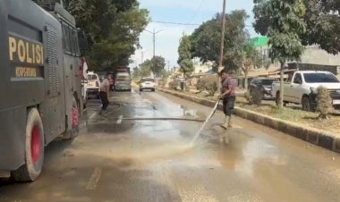 Minimalisir-Debu-Pasca-Banjir,-Polri-Lakukan-Pembersihan-dan-Penyiraman-Jalan-Protokol-Aceh-Tamiang