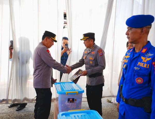 Wujud Empati, Kapolri Beri Bantuan kepada Anggota Polri Korban Bencana di Sumbar