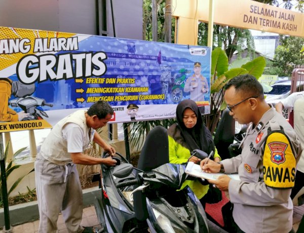 Pasang Alarm Gratis di Polsek Wonocolo Sepuluh Pendaftar Pertama Diberi Bonus Buah Durian