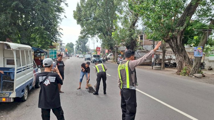 Personel-Polsek-Krian-Gerak-Cepat-Tangani-Jalan-Berlubang-untuk-Keselamatan-Pengguna-Jalan