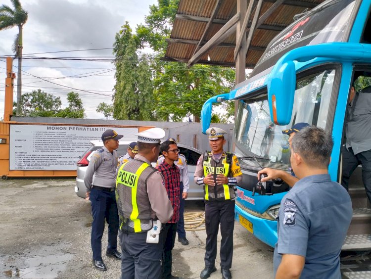 Untuk Keselamatan, Polres Lamongan Ramp Check Bus Pariwisata Jelang Harlah NU