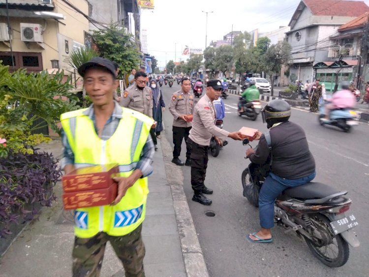 Polsek Gedangan Tebar Kebaikan, Bagikan Takjil untuk Masyarakat