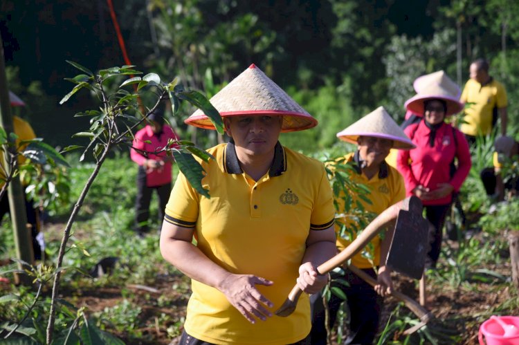 Gerakan Tanam Pohon, Polres Bondowoso Hijaukan Bukit Bintang